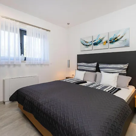 Lovely In With Kitchen Apartment Rovanjska
