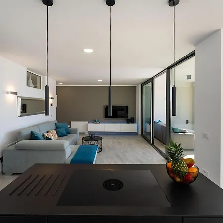 Lovely In With Kitchen Apartment *