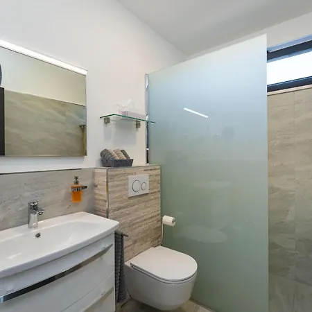 Lovely In With Kitchen Apartment *