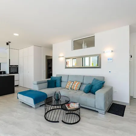 Lovely In With Kitchen Rovanjska